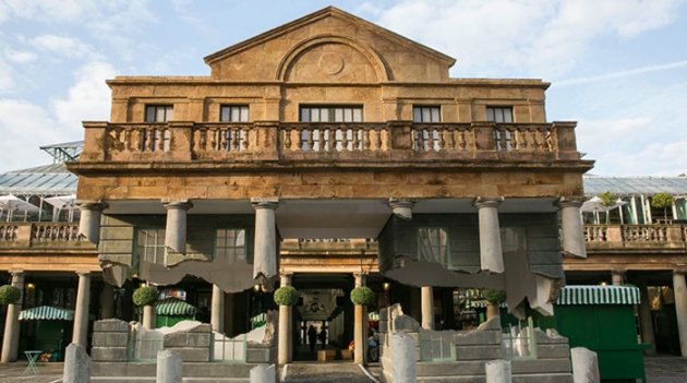 \"Парящий\" дом перед входом в лондонский Covent Garden Market