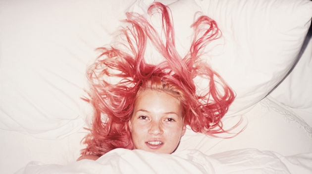 Юрген Теллер и Эд Рушей на выставке о кроватях в современном искусстве