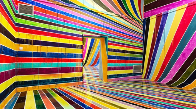 Маркус Линненбринк превратил выставочные залы в полосатую инсталляцию