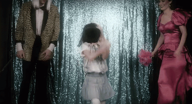 Детские танцы и фотостудия 80-х в новом клипе Sia