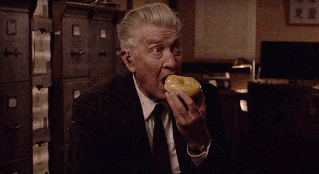 Дэвид Линч ест пончик в тизере нового «Твин Пикса»