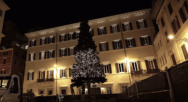 Видео дня: как Valentino украшает Рим