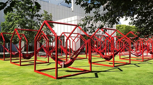 Инсталляция \"Мой дом — твой дом\" в Атланте