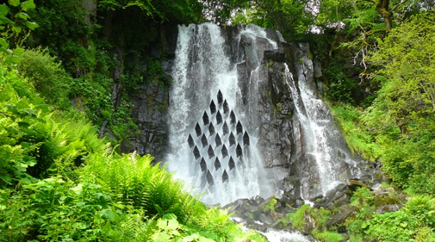 Инсталляция Les Cascadeurs на водопаде во французском Оверне