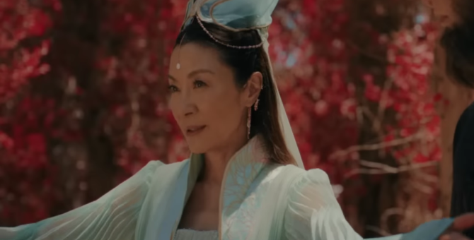 Disney+ показал тизер комедии с Мишель Йео из «Все везде и сразу»