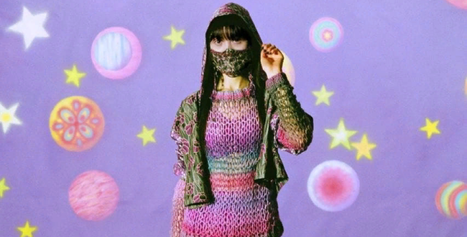 В новой коллекции Anna Sui осень-2021 есть отсылки к психоделическому фильму «Чудо-стена» c Джейн Биркин