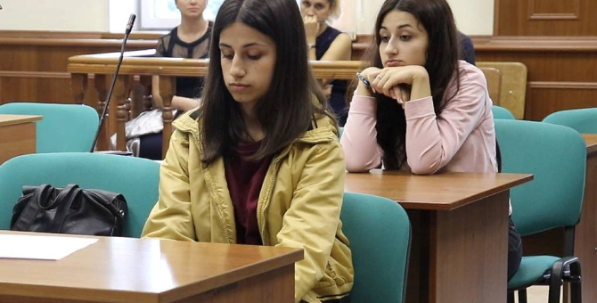 Сестер Хачатурян признали потерпевшими по делу о сексуальном насилии