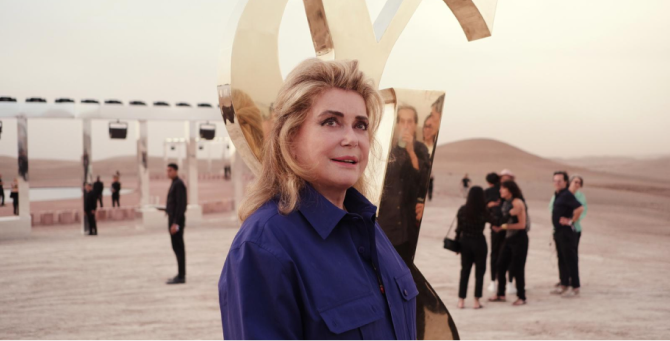 Saint Laurent проведет кинопоказ в честь Катрин Денев в Венеции