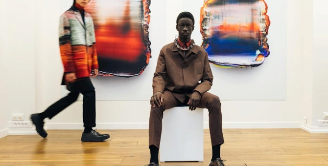 Berluti провел показ на фоне картин русского художника Льва Хесина