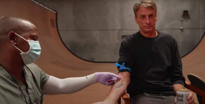 Тони Хоук выпустил коллекцию скейтбордов, окрашенных кровью