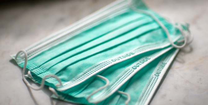 Стоматологи рассказали, что ношение медицинских масок негативно влияет на здоровье зубов и десен