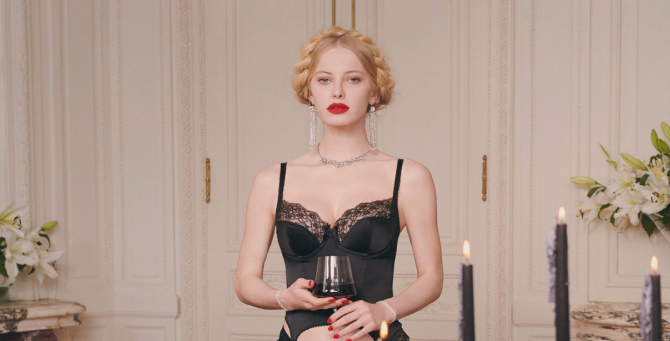 Модели отправляются на праздничный ужин в рождественской кампании Agent Provocateur