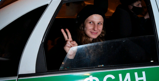 Деятели искусства призвали российское правительство прекратить преследование участниц Pussy Riot