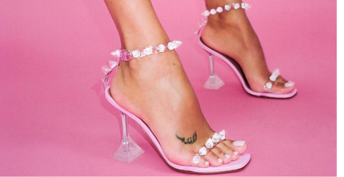 Амина Муадди выпустила розовые босоножки с кристаллами в коллаборации с Swarovski