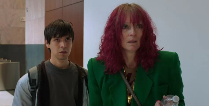 В Сети появился трейлер фильма Problemista с Хулио Торресом и Тильдой Суинтон