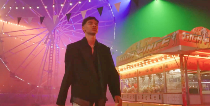 Шоу бренда Ami прошло в заброшенном парке аттракционов