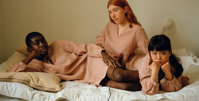 Музей дизайна в Хельсинки открыл выставку о развитии одежды для отдыха