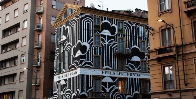 Prada украсит города осенними мотивами из новой коллекции