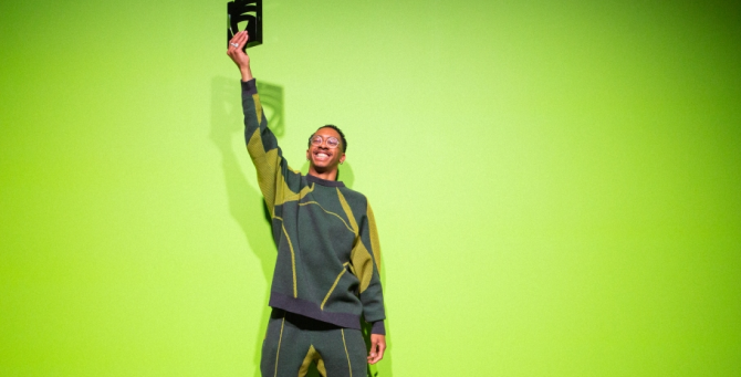 Британский дизайнер Сол Нэш стал победителем премии Woolmark Prize 2022