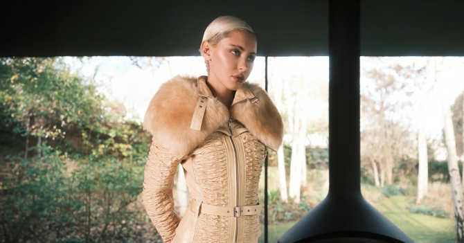 Айрис Лоу стала лицом кампании бренда KNWLS