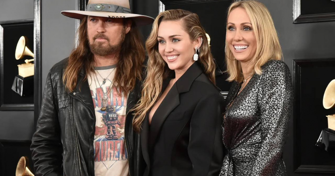 Билли Рэй Сайрус опроверг иск о том, что Майли не является его дочерью