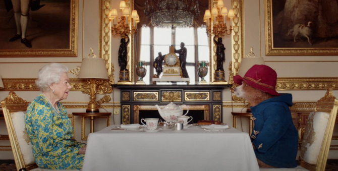 Медвежонок Паддингтон попрощался с Елизаветой II