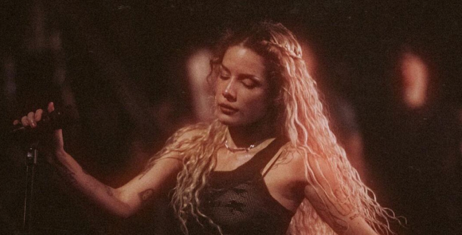 Холзи продаст картины для помощи нуждающимся в аборте