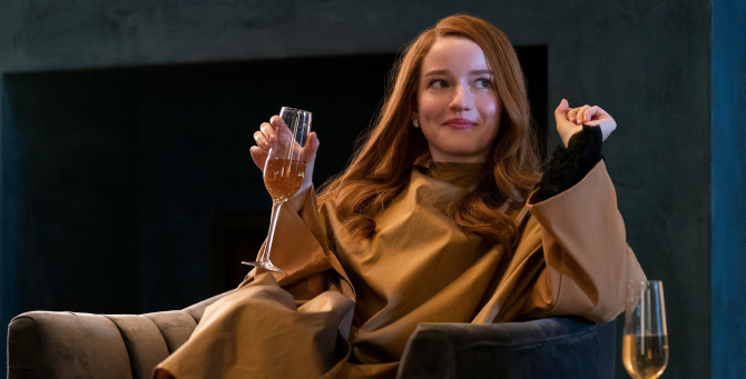 Netflix выпустил первый тизер сериала «Изобретая Анну» с Джулией Гарнер в главной роли