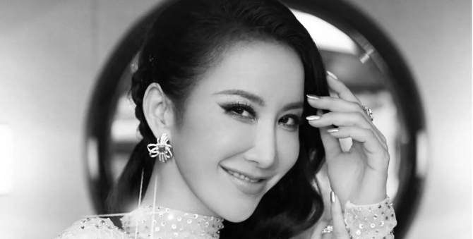 Исполнительница саундтрека к фильму «Мулан» умерла после попытки суицида