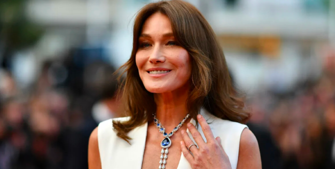 Карла Бруни рассказала о перенесенном раке груди