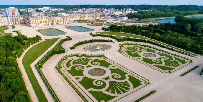 Jacquemus проведет следующий показ в Версале