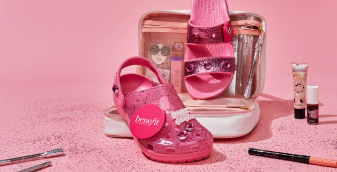 Crocs выпустил коллаборацию с косметическим брендом Benefit
