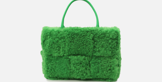 В ЦУМе появилась новая меховая сумка Arco Tote от Bottega Veneta