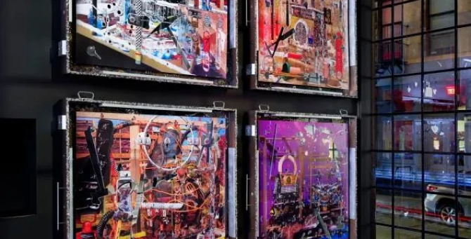 Мартин Маржела создал инсталляцию с дуэтом художников Wickerham & Lomax