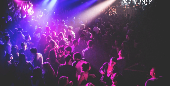 Ночные клубы в Великобритании откроются 19 июля