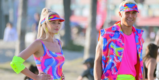 Райан Гослинг и Марго Робби примерили неоновые костюмы на съемках «Барби»