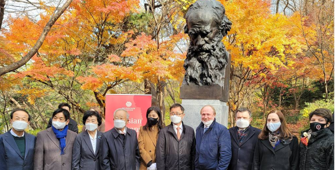 В Сеуле открылся памятник Льву Николаевичу Толстому