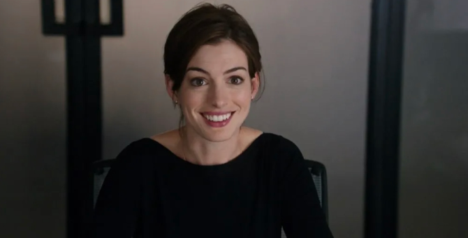 Питер Динклейдж изменяет Энн Хэтэуэй в трейлере комедии «Иди ко мне, детка»