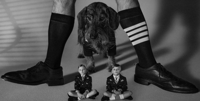 В новой кампании Thom Browne снялись актер из «Белфаста» Джуд Хилл и такса дизайнера