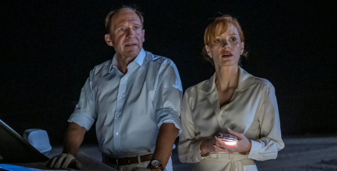 Рэйф Файнс и Джессика Честейн сбивают незнакомца в трейлере фильма «Прощенный»