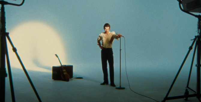 Группа Arctic Monkeys выпустила клип на новую песню «Body Paint»