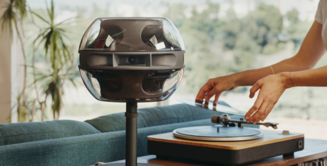 Бывший дизайнер Apple выпустил аудиосистему в виде сферы на подставке