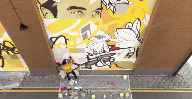 Converse и художник Евгений Чес создали на «Хлебозаводе» мурал, который очищает воздух