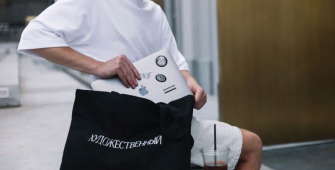 Кинотеатр «Художественный» запустил в продажу подарочные карты и мерч