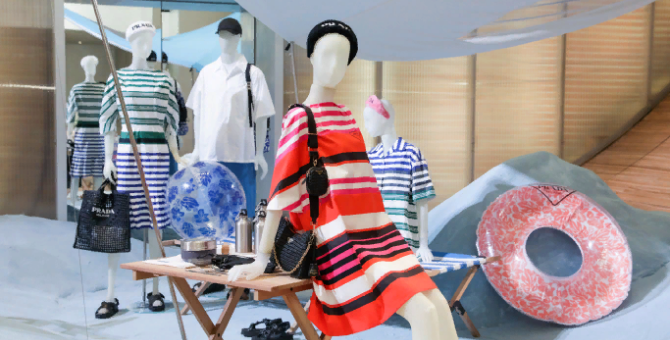 Бродвейский магазин Prada превратили в пляж