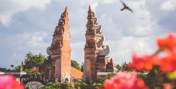 Индонезия ввела электронные визы для иностранных туристов