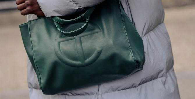 Telfar снова выставил на продажу сумки всех моделей и цветов