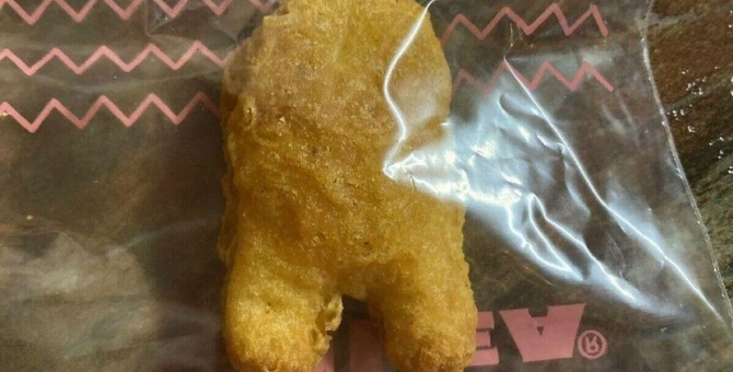 Наггетс в форме персонажа игры Among Us продали на eBay за 100 тысяч долларов​