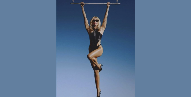 Майли Сайрус поделилась новым тизером предстоящего сингла «Flowers»