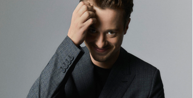 Джозеф Куинн из «Очень странных дел» стал лицом нового аромата Dior